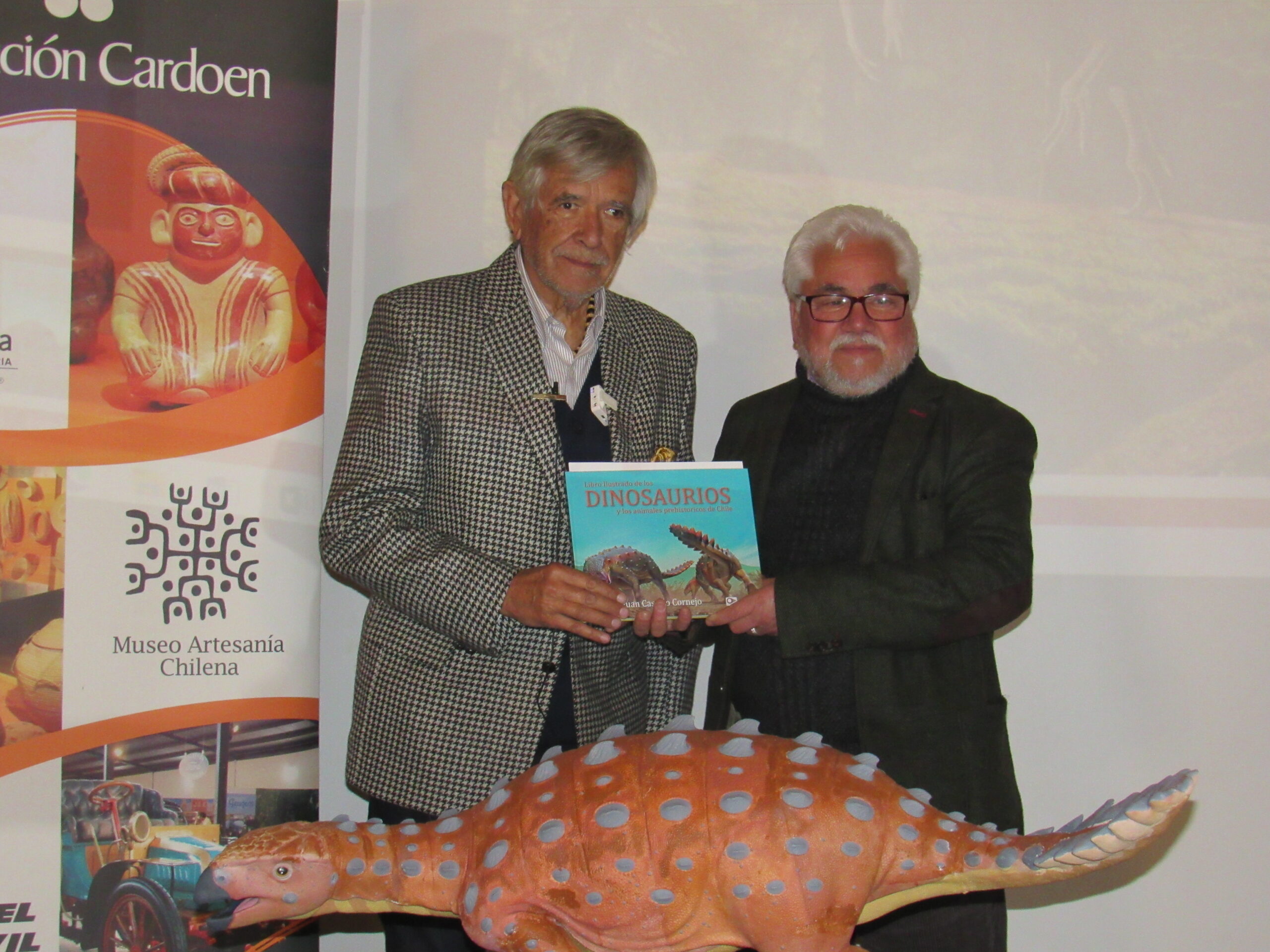 La Fundación Cardoen presenta el primer libro ilustrado de los Dinosaurios  en Chile. – Fundación Cardoen